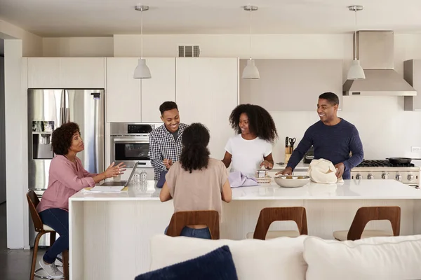 Famille Noire Dans Leur Cuisine Parler Préparer Repas Famille Ensemble — Photo