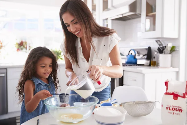 Jovem Menina Hispânica Fazendo Bolo Cozinha Com Ajuda Sua Mãe — Fotografia de Stock