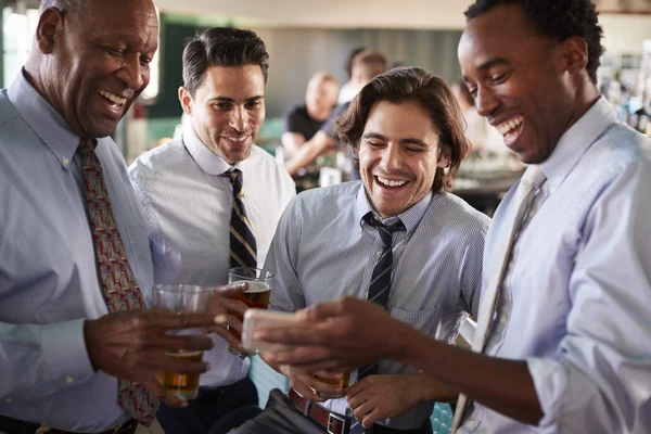 Groep Van Zakenlieden Nemen Selfie Bar Het Werk Drankjes Bar — Stockfoto