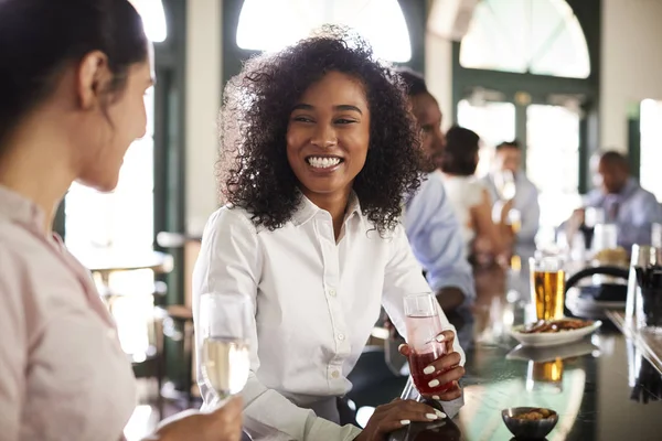 Deux Femmes Affaires Réunissent Pour Les Boissons Après Les Travaux — Photo