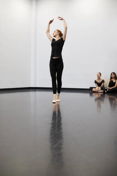 Estudiante Ballet Femenino Escuela Artes Escénicas Realiza Clases Estudio Danza — Foto de Stock