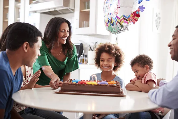 Familia Tres Generaciones Sentados Juntos Mesa Cocina Celebrando Cumpleaños Las —  Fotos de Stock