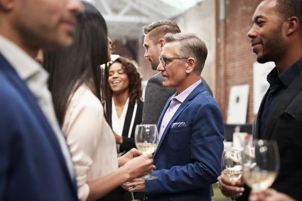 Business Team Socialiseren Bij Works Drankjes Modern Kantoor — Stockfoto