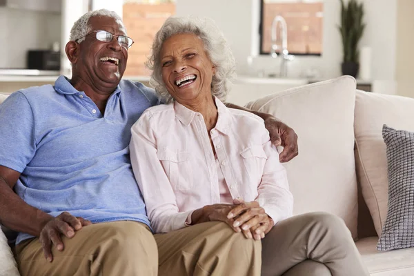 Liebendes Seniorenpaar Sitzt Hause Auf Sofa Und Lacht Zusammen — Stockfoto