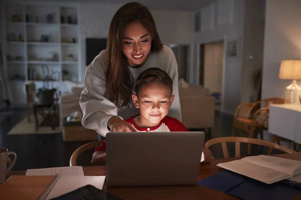 Mulher Hispânica Olhando Para Filho Fazendo Lição Casa Usando Computador — Fotografia de Stock