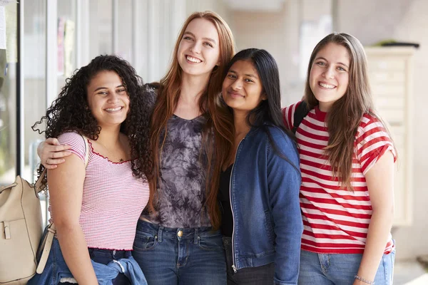 Bina Koridorunda Gülümseyen Kız Üniversite Öğrencisi Arkadaşlarının Portresi — Stok fotoğraf