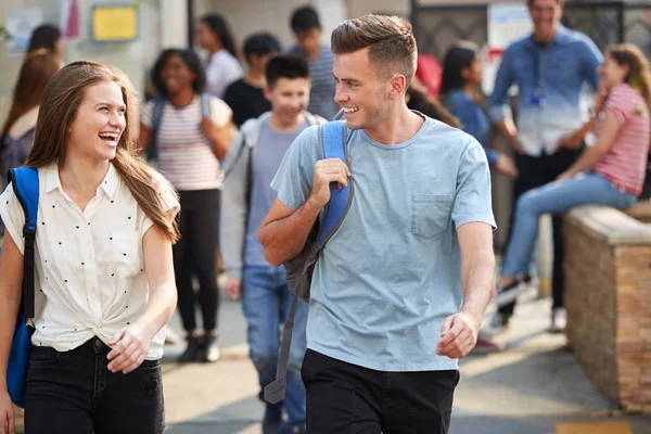 Gülümseyen Erkek Kız Üniversite Öğrencilerinin Okul Binası Dışında Yürüyüş Sohbet — Stok fotoğraf