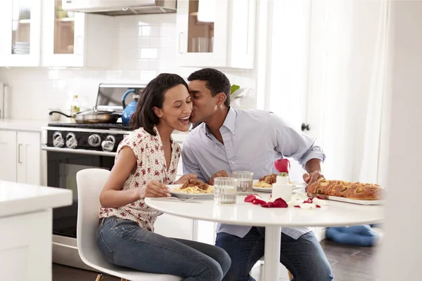 Pareja Joven Comiendo Comida Romántica Sentada Mesa Cocina —  Fotos de Stock