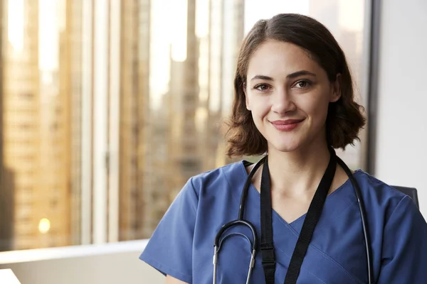 Porträtt Leende Kvinnlig Läkare Bär Scrubs Med Stetoskop Sjukhuset Kontor — Stockfoto