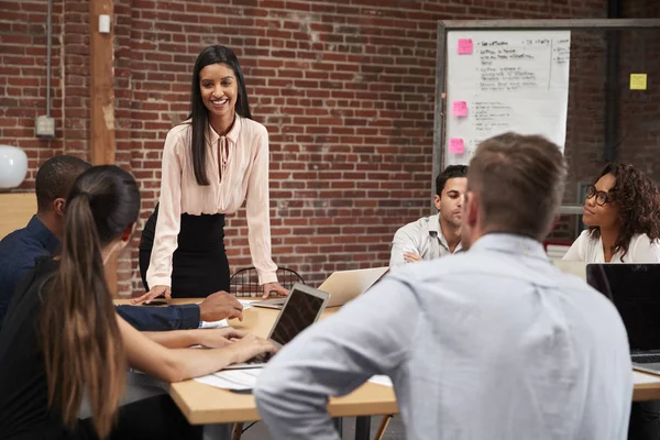 Jeune Femme Affaires Debout Bureau Dirigeant Réunion Autour Table — Photo