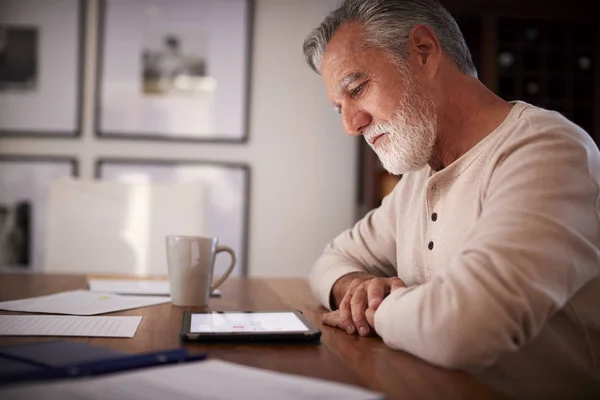 Älterer Hispanischer Mann Der Abends Mit Einem Tablet Computer Einem — Stockfoto