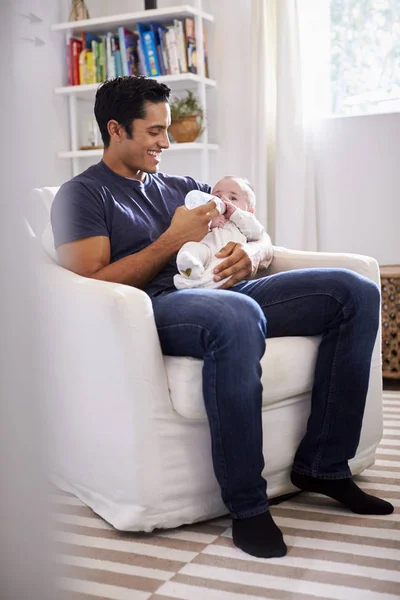 Sonriente Padre Hispano Sosteniendo Hijo Cuatro Meses Dándole Biberón Largo —  Fotos de Stock