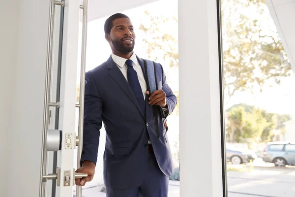 Empresario Con Traje Abriendo Puerta Regresando Casa Del Trabajo — Foto de Stock