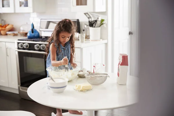 Junges Mädchen Der Küche Mixt Kuchenmischung Frontansicht — Stockfoto