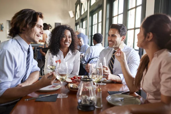 Business Συνεργάτες Κάθονται Γύρω Από Εστιατόριο Τραπέζι Απολαμβάνοντας Γεύμα Μαζί — Φωτογραφία Αρχείου