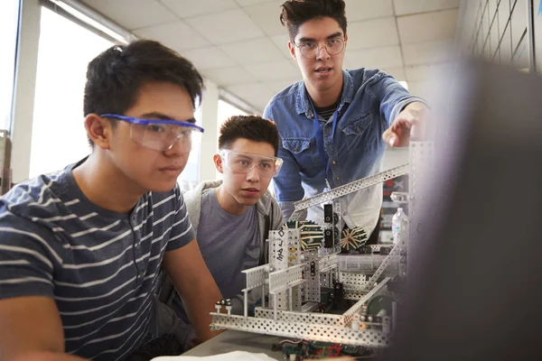 Profesor Con Dos Estudiantes Universitarios Varones Que Construyen Máquina Robótica —  Fotos de Stock