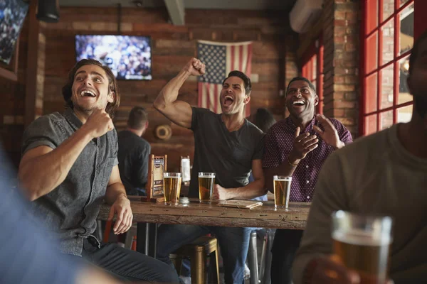 Gruppo Amici Maschi Che Festeggiano Guardando Gioco Sullo Schermo Nel — Foto Stock