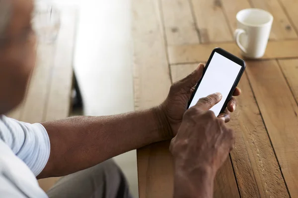 Hombre Negro Mayor Sentado Una Mesa Usando Teléfono Inteligente Con — Foto de Stock