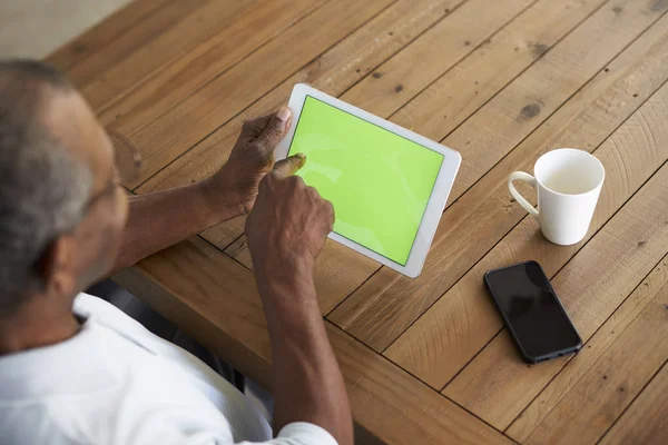 Hombre Negro Mayor Sentado Mesa Usando Tableta Elevado Por Encima — Foto de Stock