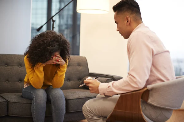 Mujer Infeliz Sentada Una Reunión Sofá Con Consejero Oficina —  Fotos de Stock