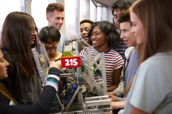 Studenti Universitari Con Insegnante Che Tiene Macchina Nella Scienza Nella — Foto Stock