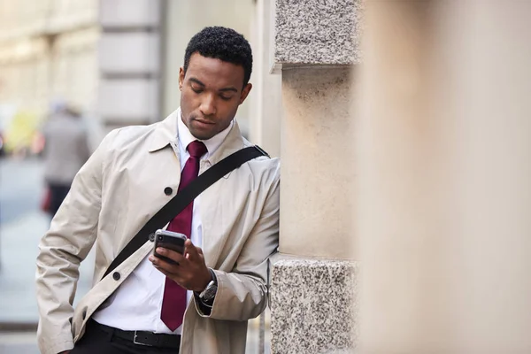 Young Black Businessman Leaning Wall Street London Using Smartphone Selective — Stock Photo, Image