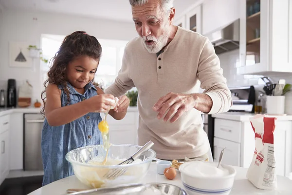 Mutfak Masasında Büyükbabasıyla Kek Karışımına Yumurta Kıran Genç Kız Kapat — Stok fotoğraf