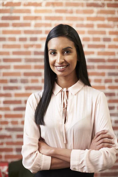 Portrait Sourire Jeune Femme Affaires Debout Contre Mur Brique Dans — Photo