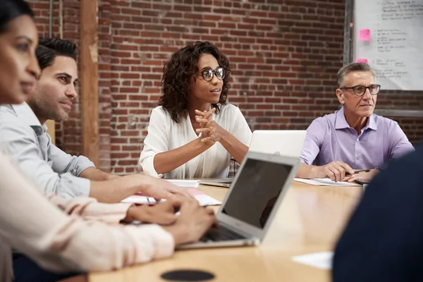 Zakenvrouw Leidende Kantoor Vergadering Van Collega Die Rond Tafel Zitten — Stockfoto