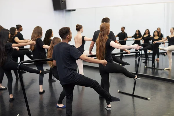 Estudiantes Masculinos Femeninos Escuela Artes Escénicas Ensayando Ballet Estudio Danza — Foto de Stock