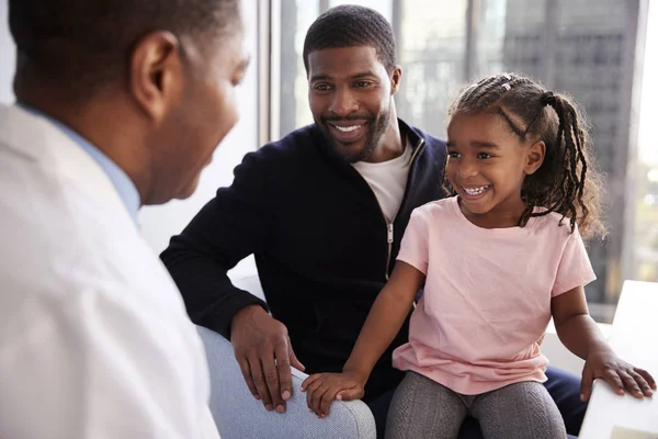 Vader Dochter Hebben Overleg Met Kinderarts Ziekenhuis Kantoor — Stockfoto