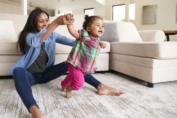 Mutter Hause Ermutigt Kleine Tochter Ersten Schritten — Stockfoto