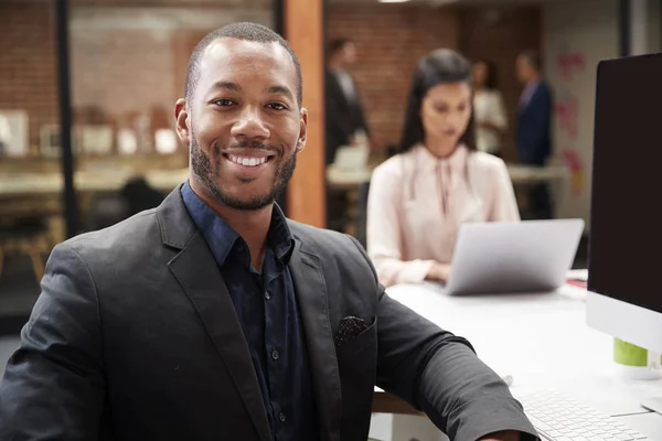 Retrato Empresário Que Trabalha Mesa Computador Escritório Plano Aberto Com — Fotografia de Stock