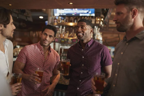 Grupo Amigos Varones Noche Fuera Bebiendo Cerveza Bar Juntos —  Fotos de Stock