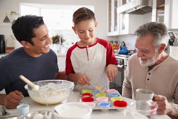Tre Manliga Generationer Familjen Gör Tårtor Tillsammans Vid Bordet Köket — Stockfoto