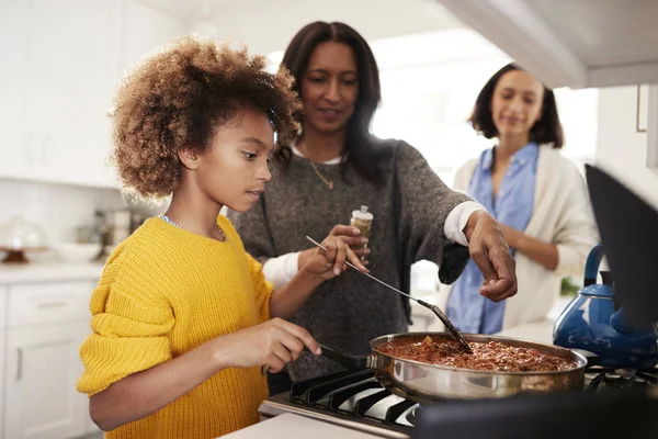 Pre Teen Czarna Dziewczyna Stoi Płycie Kuchennej Kuchni Przygotowuje Jedzenie — Zdjęcie stockowe