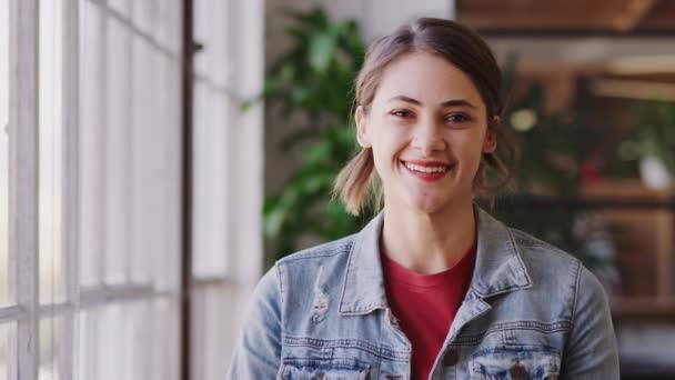 Millennial Hispânico Feminino Criativo Escritório Sorrindo Rindo Para Câmera Close — Vídeo de Stock