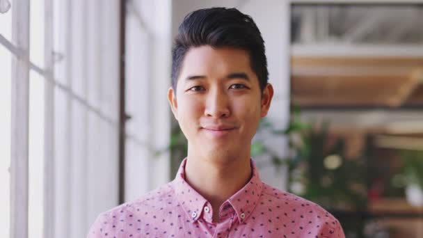 Milenial Asiático Masculino Creativo Pie Una Oficina Girando Sonriendo Cámara — Vídeo de stock
