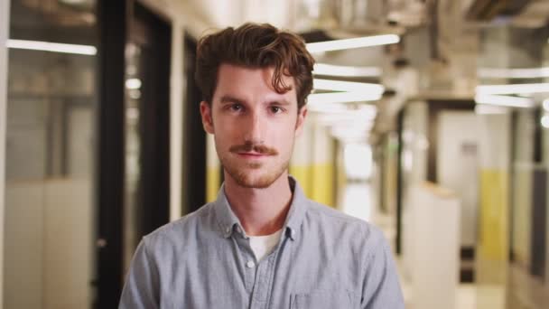 Millennial White Man Steht Flur Eines Bürogebäudes Nahaufnahme Fokus Auf — Stockvideo