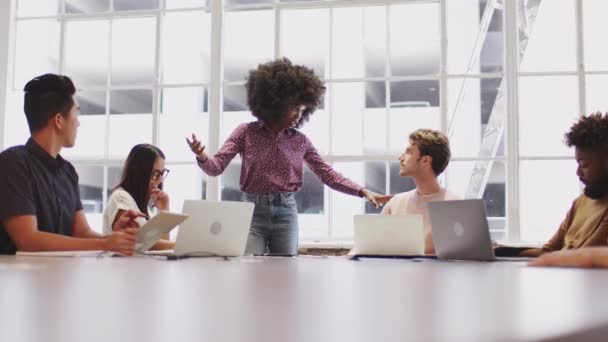 Millennial Gerente Feminino Preto Fica Abordando Colegas Trabalho Uma Sala — Vídeo de Stock