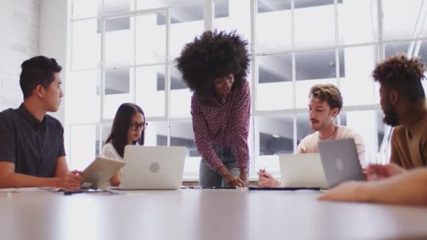 Millennial Black Managerin Steht Vor Mitarbeitern Sitzen Einem Besprechungsraum Nahaufnahme — Stockvideo