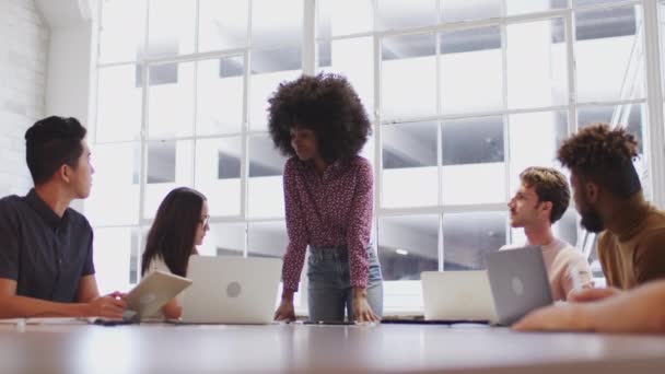 Millennial Black Female Manager Stoi Adresowanie Współpracowników Sali Konferencyjnej Niski — Wideo stockowe