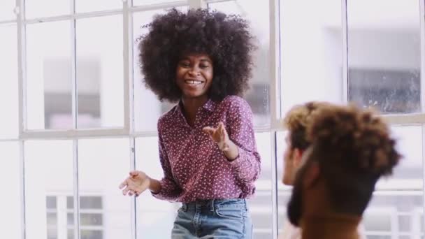 ミレニアル世代の黒人女性が会議室で創造的な同僚に提示する立ち上がり 選択的な焦点 — ストック動画