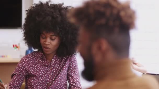 Dois Colegas Criativos Uma Mesa Uma Sala Reuniões Conversando Fazendo — Vídeo de Stock