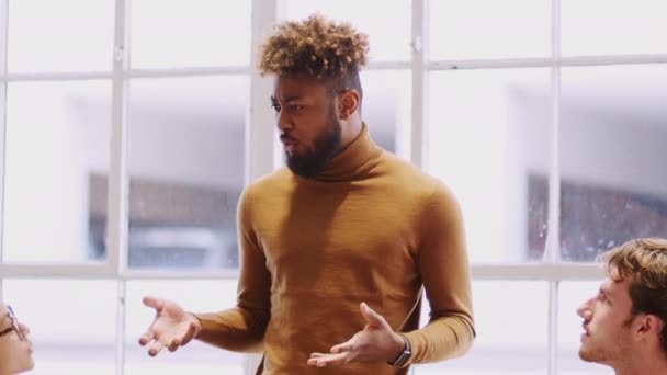 Milenial Negro Hombre Creativo Puestos Evaluación Colegas Sentados Una Sala — Vídeo de stock