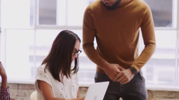 Millennial Gerente Sexo Masculino Preto Fica Explicando Colega Uma Reunião — Vídeo de Stock