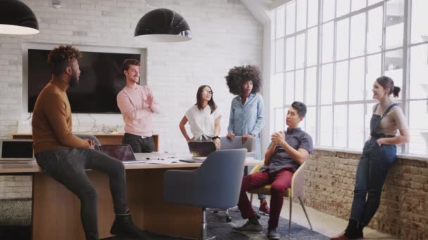 Sechs Kreative Kollegen Aus Jahrtausenden Gespräch Einem Besprechungsraum Büro Voller — Stockvideo