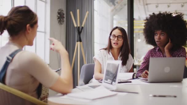 Fiatal Női Kreatív Üzleti Csapat Dolgozik Együtt Egy Tárgyalóteremben Közelről — Stock videók