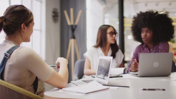 Joven Mujer Creativa Equipo Negocios Trabajando Juntos Una Sala Reuniones — Vídeo de stock