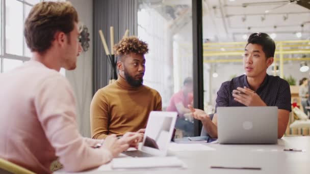 Tre Giovani Colleghi Creativi Maschi Che Fanno Brainstorming Una Sala — Video Stock